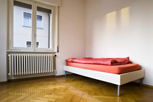 Weißes Schlafzimmer mit Fenster — Stockfoto