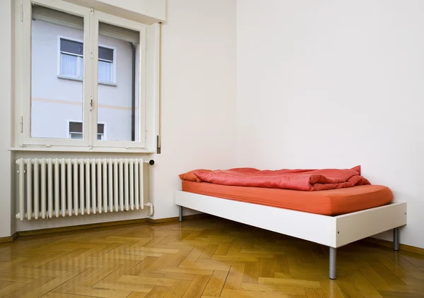 Weißes Schlafzimmer mit Fenster — Stockfoto