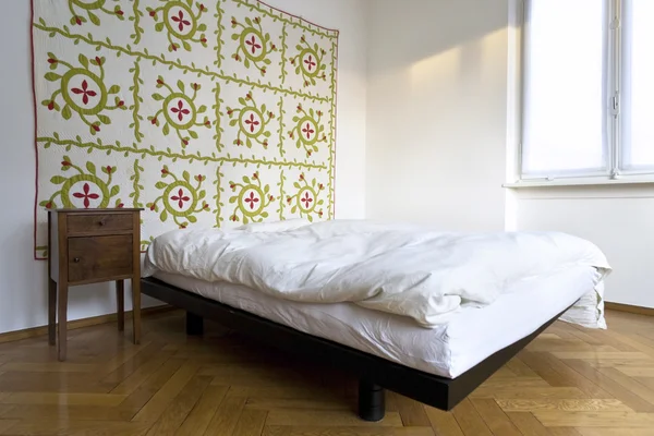 Schlafzimmer, dekorativer Teppich an der Wand — Stockfoto