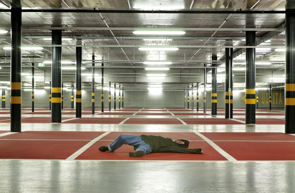 Homem no estacionamento subterrâneo — Fotografia de Stock
