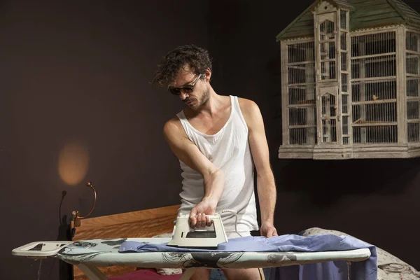 Jovem Sozinho Sua Casa Engomando Uma Camisa Top Tanque Branco — Fotografia de Stock