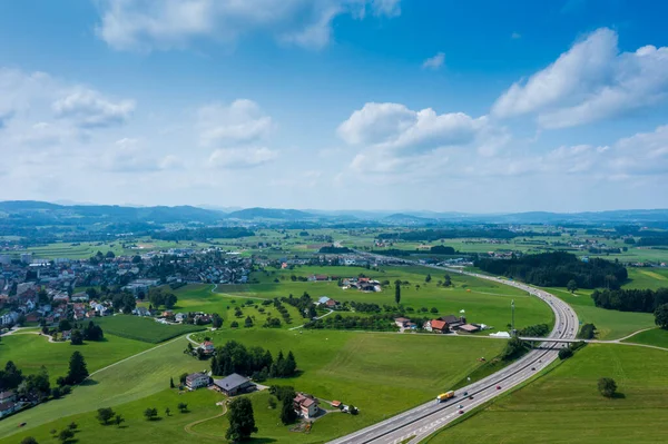 Panorama Antenn Utsikt Över Gröna Schweiziska Kullarna Sommardag Med Blå — Stockfoto