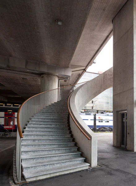 Massiv Trappa Schweizisk Tågstation Söndag Morgon Utan Människor Stadsmiljö — Stockfoto