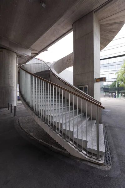 Massives Treppenhaus Eines Schweizer Bahnhofs Einem Sonntagmorgen Ohne Menschen Städtische — Stockfoto
