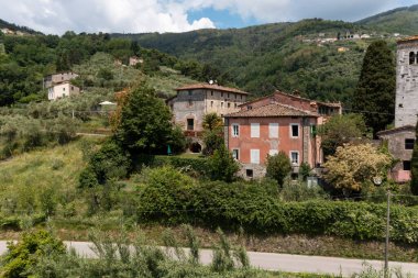 Yazın ortasında güzel bir bahçesi ve Toskana 'da yüzme havuzu olan bir ev ya da kulübe. Burası romantik ve insanı hayal ettiriyor. Atış bir İHA ile yapılmış. İtalya her zaman güzeldir