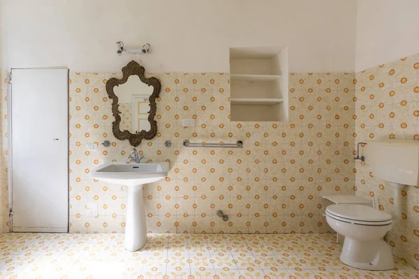 Salle Bain Vintage Dans Une Ancienne Villa Avec Carrelage Lavabo — Photo