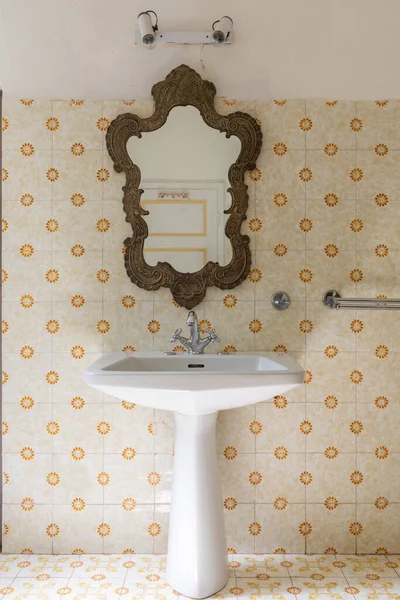 Salle Bain Vintage Dans Une Ancienne Villa Avec Carrelage Lavabo — Photo