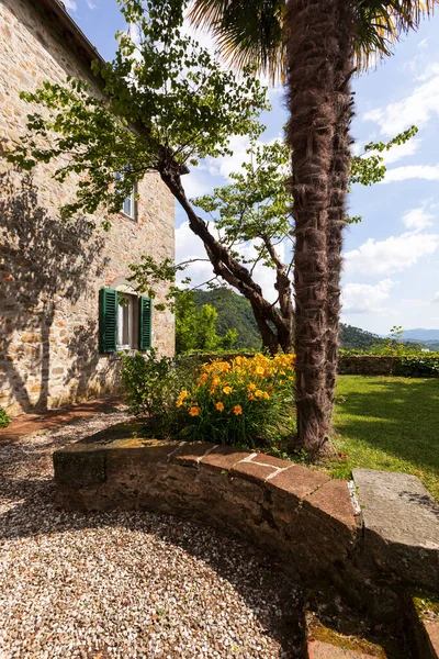 Detalle Una Pared Una Antigua Casa Piedra Con Jardín Flores — Foto de Stock