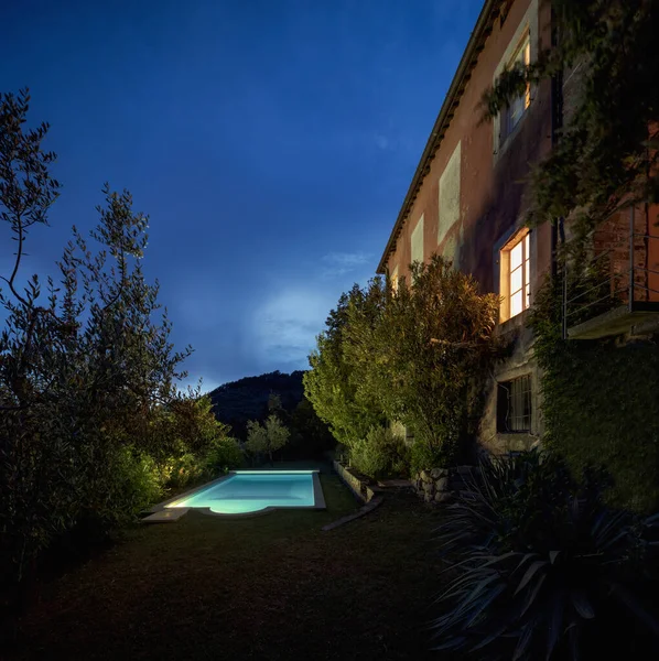 托斯卡纳有漂亮花园和灯火通明的游泳池的别墅 这个地方很浪漫 让你做梦 现在是晚上 没有人在里面 — 图库照片