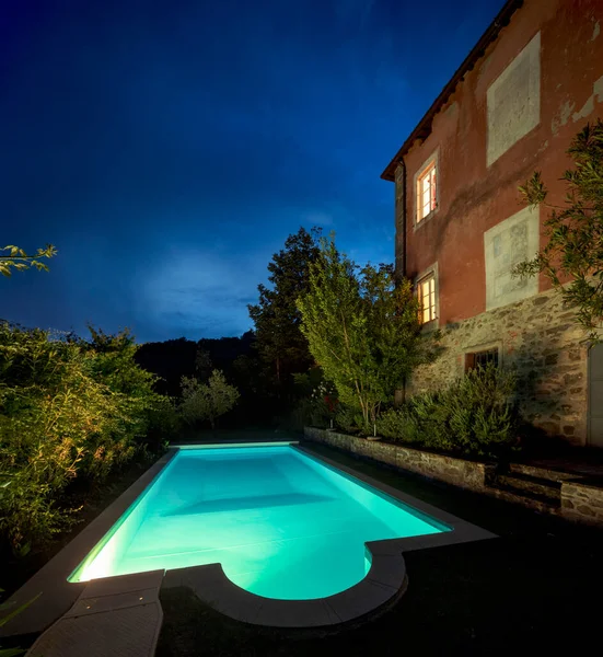 Villa Mit Schönem Garten Und Beleuchtetem Swimmingpool Der Toskana Der — Stockfoto