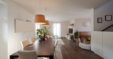 Geniş oturma odası, yemek masası, hafif sandalyeler ve büyük bir kanepe. Büyük parlak pencereler. Modern tasarım dairesi