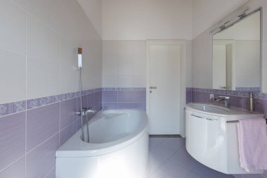 Küveti, lavabosu ve tuvaleti olan ön manzara tuvaleti. Beyaz duvar. İçeride kimse yok.