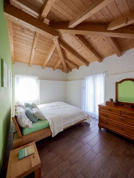 Главная Спальня Большой Кроватью Тумбочкой Зелеными Стенами Обнаженными Деревянными Буями — стоковое фото