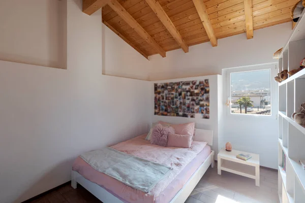 Quarto Menina Com Paredes Brancas Uma Cama Casal Uma Vista — Fotografia de Stock