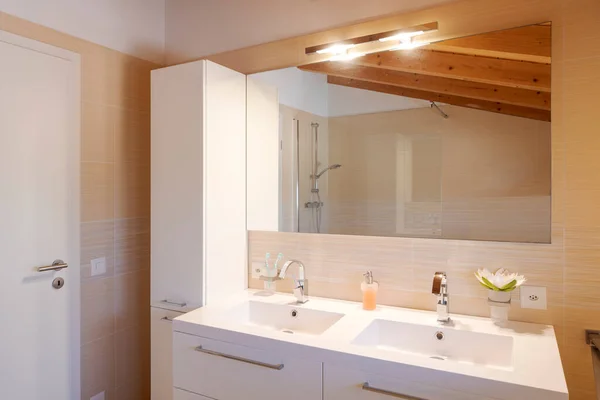 Detalle Baño Con Lavabo Espejo Inodoro Vigas Madera Expuestas Hay — Foto de Stock