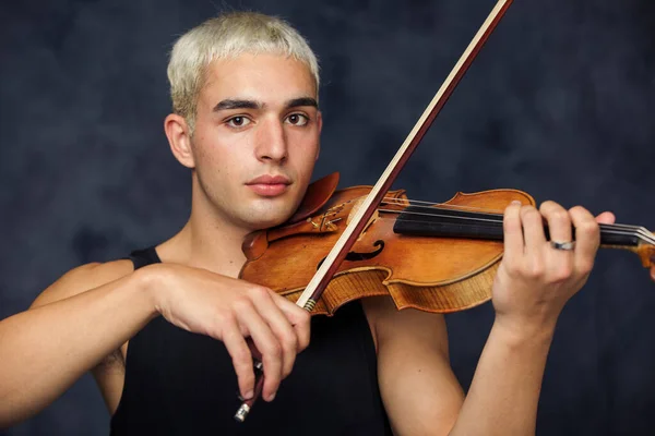 Retrato Del Joven Violinista Rubio Retrato Estudio Sobre Fondo Oscuro — Foto de Stock