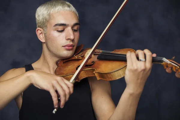 Retrato Del Joven Violinista Rubio Retrato Estudio Sobre Fondo Oscuro — Foto de Stock