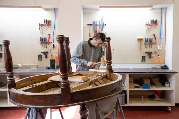 Studio Portrait Young Carpenter Beating Hammer Table Many Tools — Stock Photo, Image