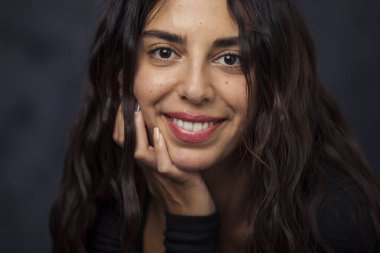 Tipik bir Türk genç kadının portresinin yakın çekimi