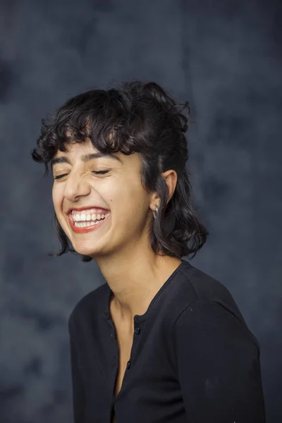 Retrato Sobre Fondo Oscuro Joven Turca Estallando — Foto de Stock