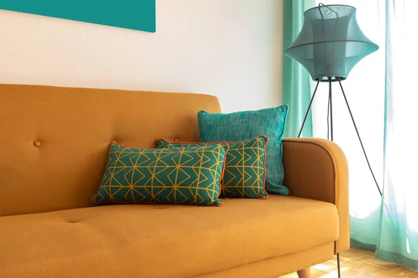 Mosterdbank Detail Met Turquoise Kussens Moderne Lamp Hangt Een Schilderij — Stockfoto