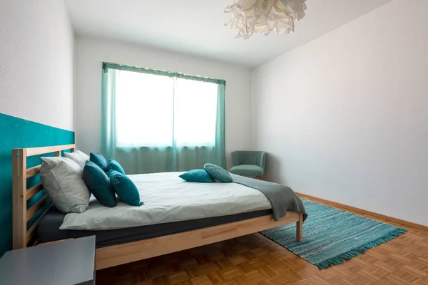 Dormitorio Con Cama Madera Montón Almohadas Sábana Habitación Con Colores — Foto de Stock