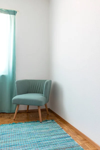 Blauer Sessel Mit Teppich Weißer Wand Frontansicht — Stockfoto