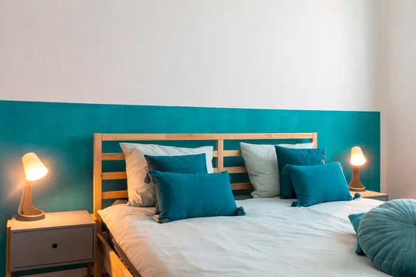 Detail Des Holzbetts Mit Türkisfarbener Wand Und Vielen Kissen Auf — Stockfoto