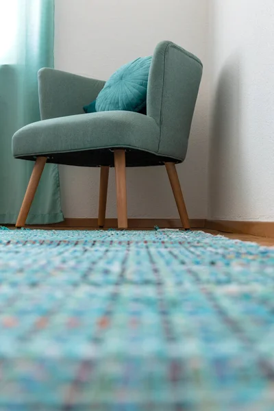 Blauer Sessel Mit Teppich Weißer Wand Frontansicht — Stockfoto