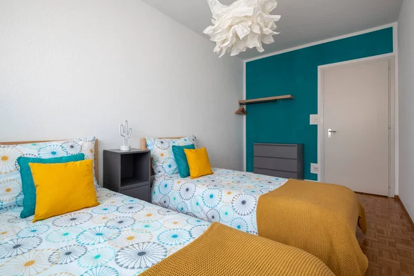 Amplia Habitación Para Niños Con Dos Camas Individuales Sábanas Colores — Foto de Stock