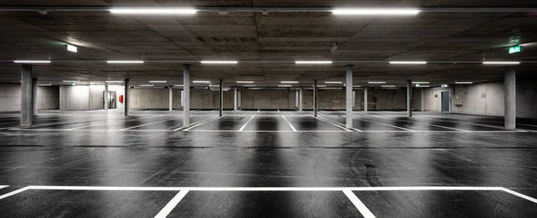 Front View New Empty Underground Parking Concrete Columns Shiny Asphalt — Stock Photo, Image