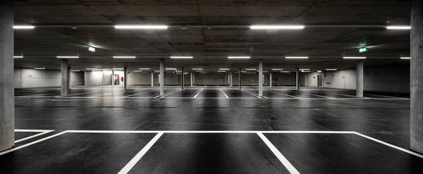 Front View New Empty Underground Parking Concrete Columns Shiny Asphalt — Stock Photo, Image