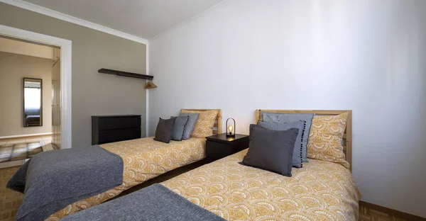 Dormitorio Con Dos Camas Individuales Paredes Blancas Mantas Grises Amarillas — Foto de Stock