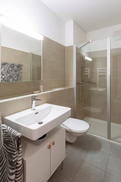 Łazienka Lekkimi Płytkami Umywalką Prysznicem Nikogo Środku — Zdjęcie stockowe