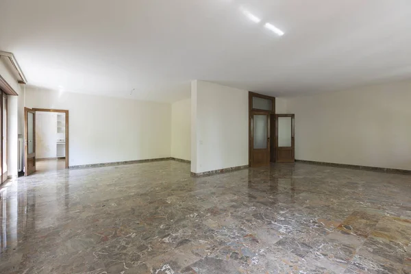 Velký Obývací Pokoj Bílými Stěnami Mramorovou Podlahou Interiér Vinobraní Opuštěné — Stock fotografie