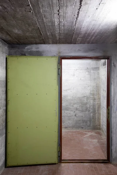 Zırhlı Kapısı Açık Bir Sığınağın Güçlendirilmiş Beton Duvarının Görüntüsü Sahne — Stok fotoğraf