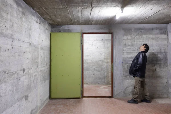 Yukarıya Bakan Adam Sığınağın Dışında Kasanın Kapısı Açıkken Neler Olduğunu — Stok fotoğraf