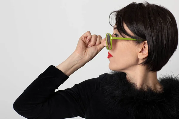배경에 입은우아 여성의 초상화 적극적 도발적 프로필 초록색 선글라스를 있어요 — 스톡 사진
