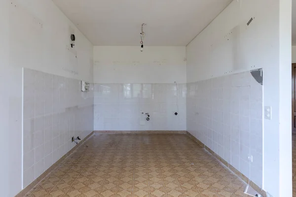 Front View Kitchen Stripped All Furnishings Interior Empty Old Villa — Stockfoto
