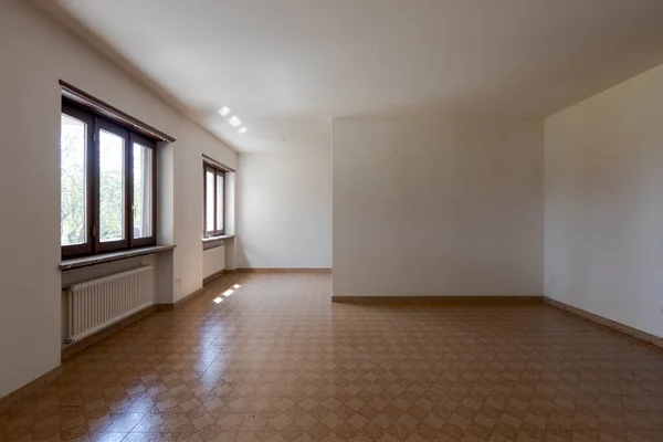 Habitación Con Vistas Frontales Paredes Blancas Sucias Azulejos Marrones Interior — Foto de Stock
