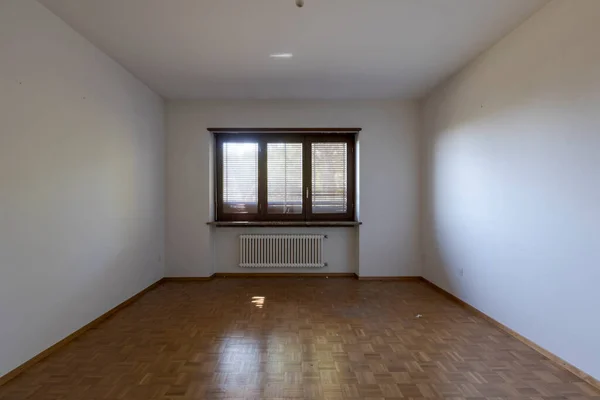 Frontansicht Leeres Zimmer Mit Fenster Und Schmutzigem Heizkörper Darunter Innenraum — Stockfoto