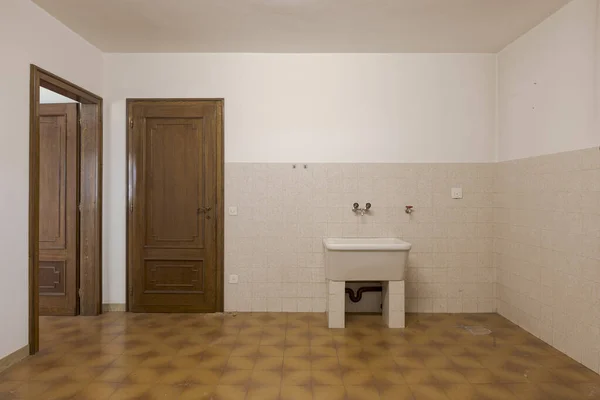 Front View Tub Two Doors One Open One Closed Interior — Stockfoto