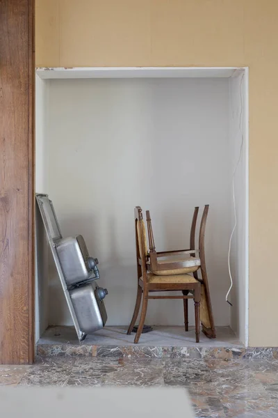 Detail Stacked Chairs Sink Recess Interior Empty Old Villa Renovated — Fotografie, imagine de stoc