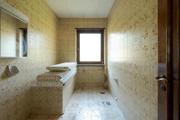 Salle Bain Avec Radiateurs Pour Sur Baignoire Fenêtre Lumineuse Intérieur — Photo