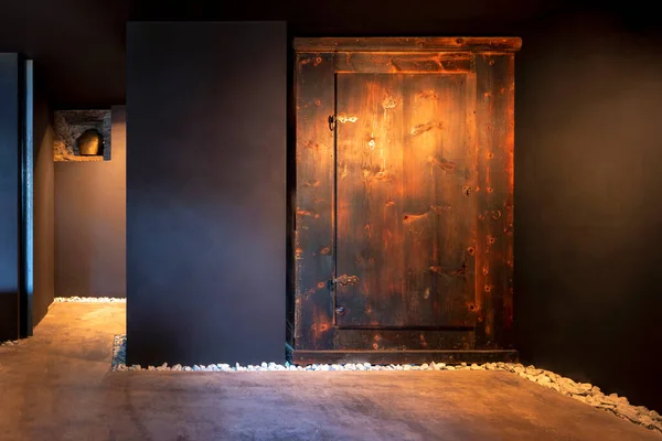 アンティーク木製のワードローブの詳細 マウンテンシャレーのベッドルームインテリア 壁は灰色です 誰も中に — ストック写真