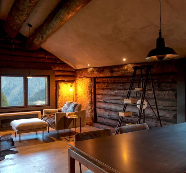 Chalet Montagna Soggiorno Con Tavolo Primo Piano Una Sedia Lettura — Foto Stock