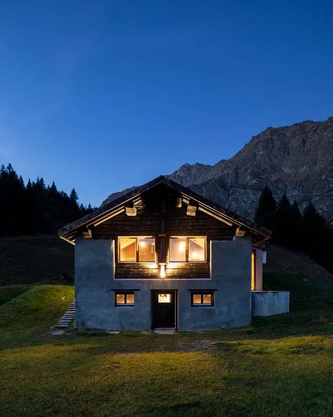 Nachtansicht Des Neu Renovierten Chalets Den Schweizer Alpen Und Eingeschaltete — Stockfoto