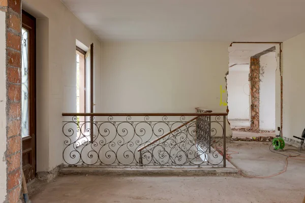 Yıkım Yenileme Yapılan Eski Bir Villanın Girişi Demir Parmaklıklı Ahşap — Stok fotoğraf