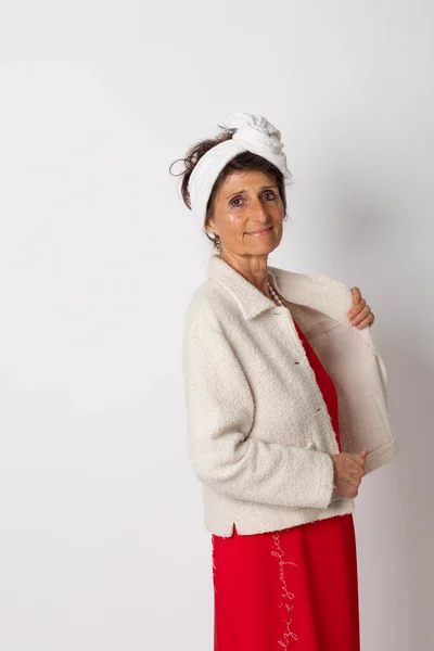 Retrato Uma Senhora Gentil Com Turbante Branco Sobre Cabelo Vestindo — Fotografia de Stock