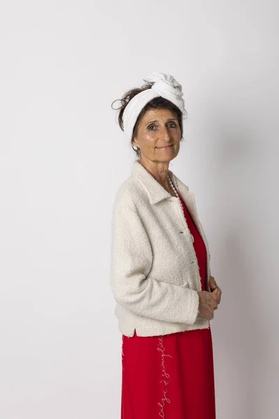Portrait Une Gentille Vieille Dame Avec Turban Blanc Sur Les — Photo